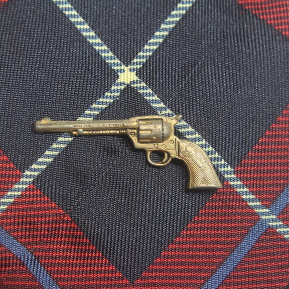 Colt Frontier 6 Shooter Pistol Tie Pin Tack Vintage - Picture 1 of 5